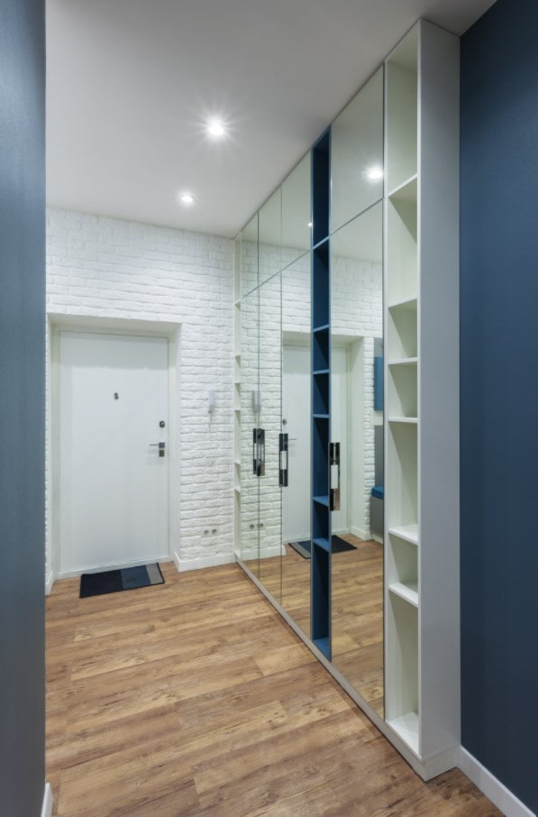 spiegelkast langs de hele muur