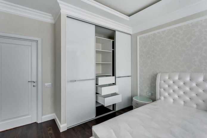 Kledingkast in het interieur van de slaapkamer