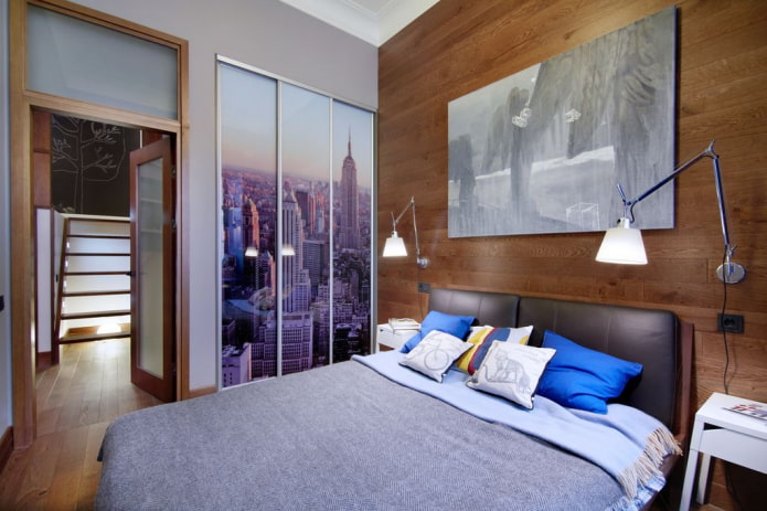 garderobe met een gevel met fotoprint in het slaapkamerinterieur