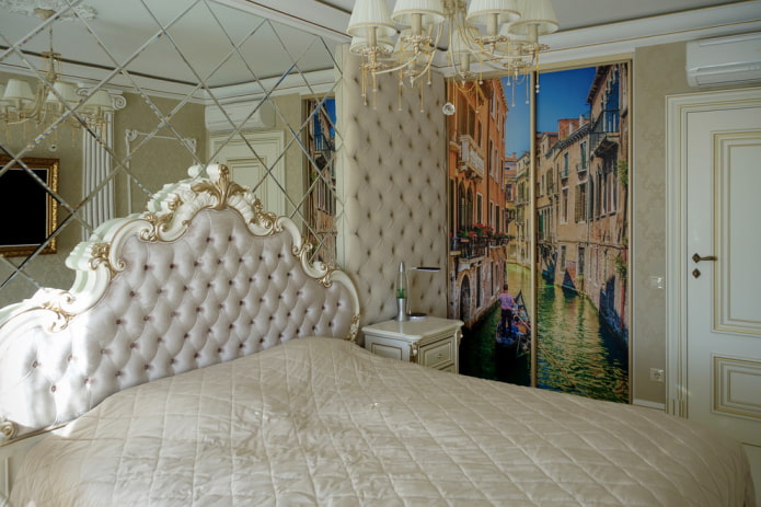 garderobe met een gevel met fotoprint in het slaapkamerinterieur