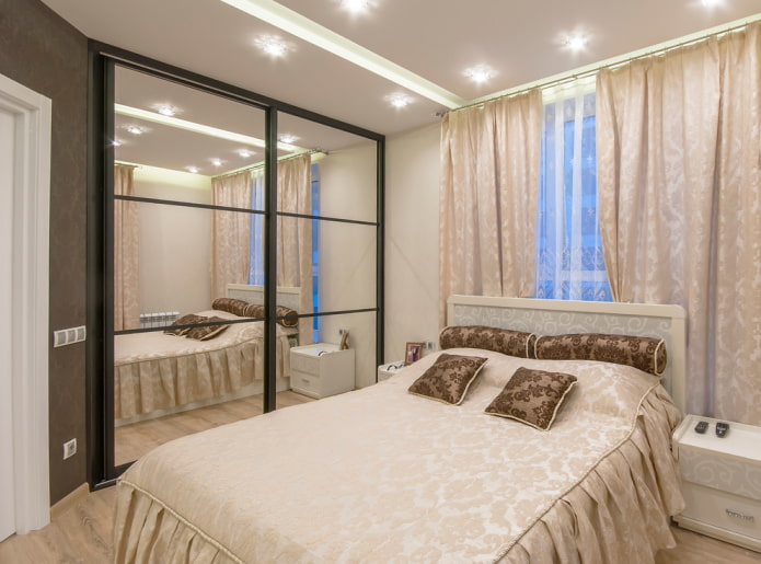 Kledingkast met spiegelgevel in slaapkamerinterieur