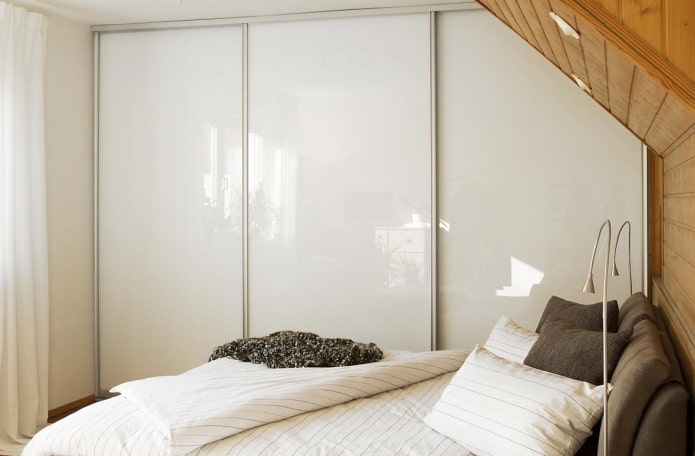 kledingkast in het interieur van de slaapkamer
