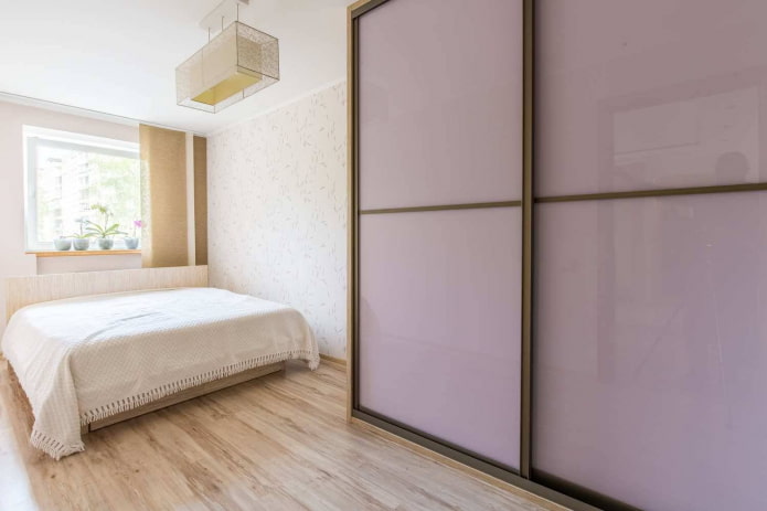 lila kledingkast in het interieur van de slaapkamer