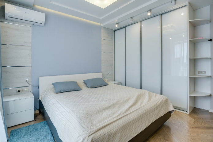 witte schuifdeurkast in een slaapkamerinterieur