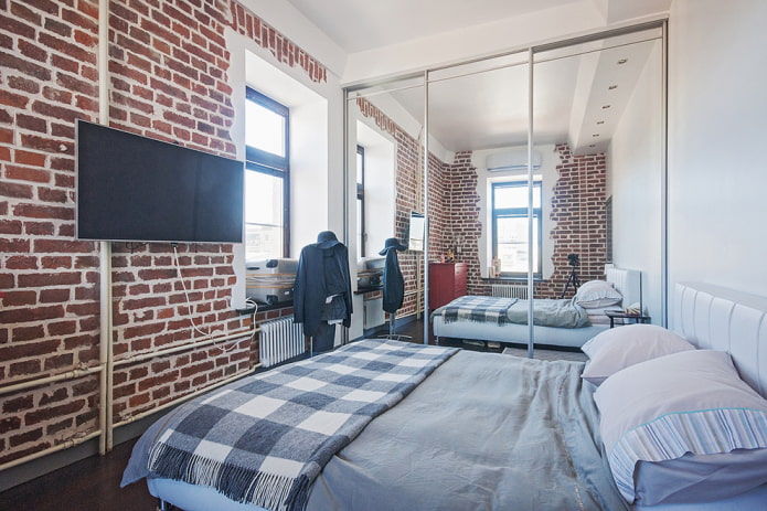 Kledingkast in het interieur van een loft-slaapkamer