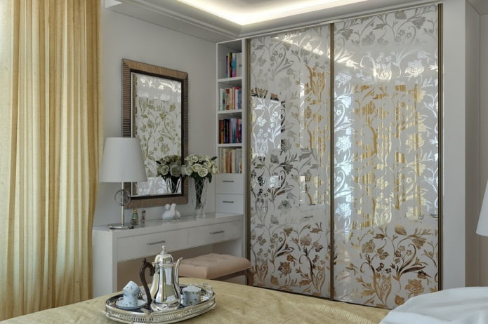 kledingkast met spiegelgevel in het slaapkamerinterieur