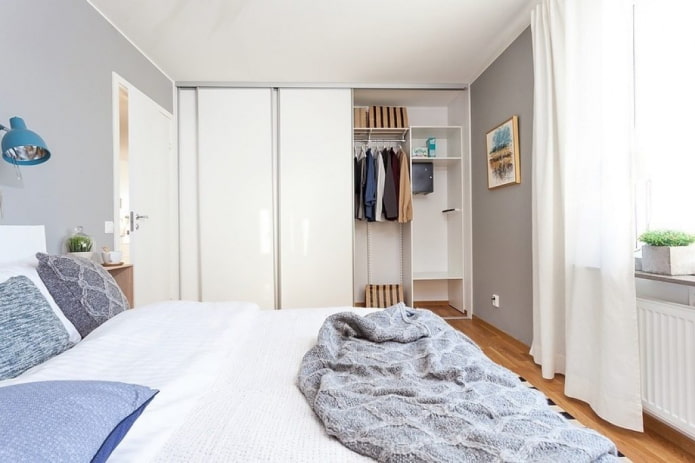 Kledingkast in het interieur van een Scandinavische slaapkamer
