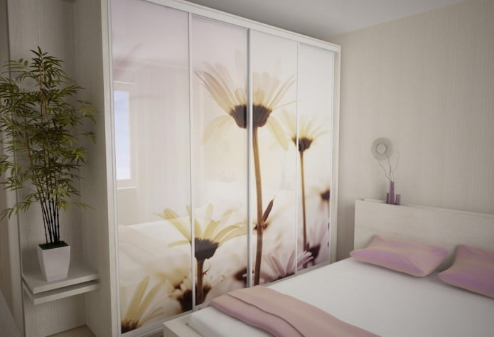 garderobe met een gevel met fotoprint in het slaapkamerinterieur