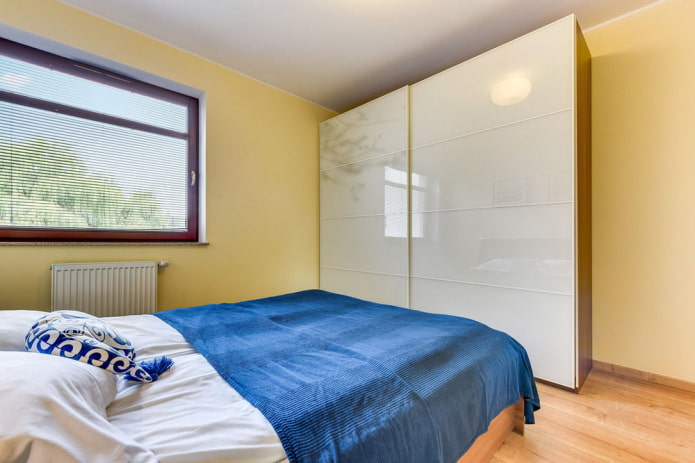 kledingkast in het interieur van de slaapkamer