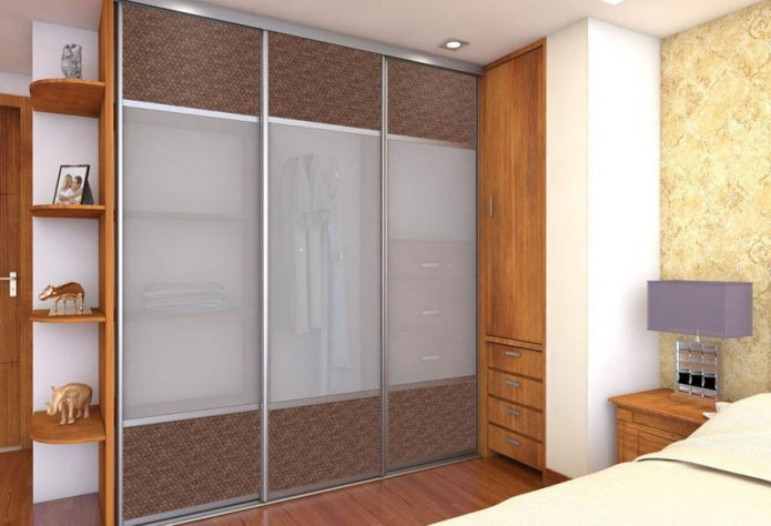schuifkast met rotan afwerking in de slaapkamer