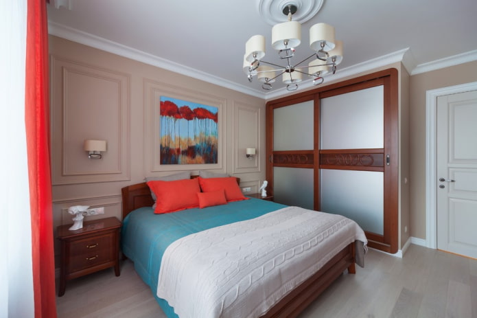 Kledingkast in het interieur van de slaapkamer