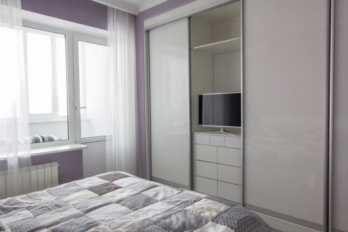 kledingkast met tv in het interieur van de slaapkamer