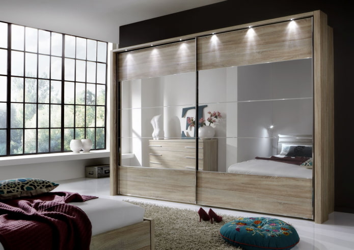 een schuifkast met verlichting in het interieur van de slaapkamer