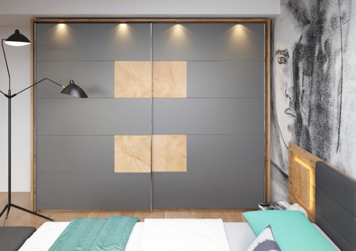 een schuifkast met verlichting in het interieur van de slaapkamer