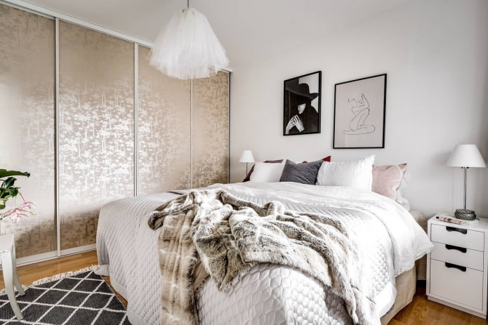 beige kledingkast in het slaapkamerinterieur