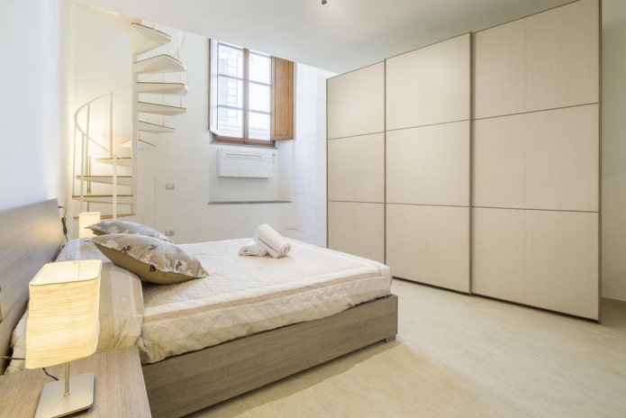 kledingkast in het interieur van de slaapkamer