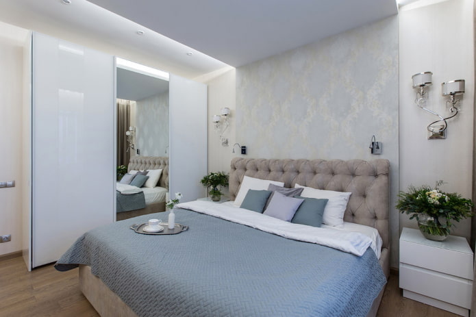 Glanzende kledingkast in de slaapkamer