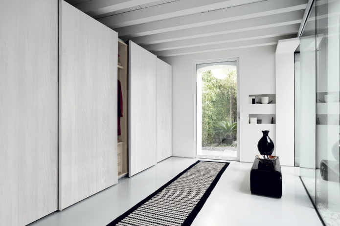 Lichte schuifdeurkast in de hal