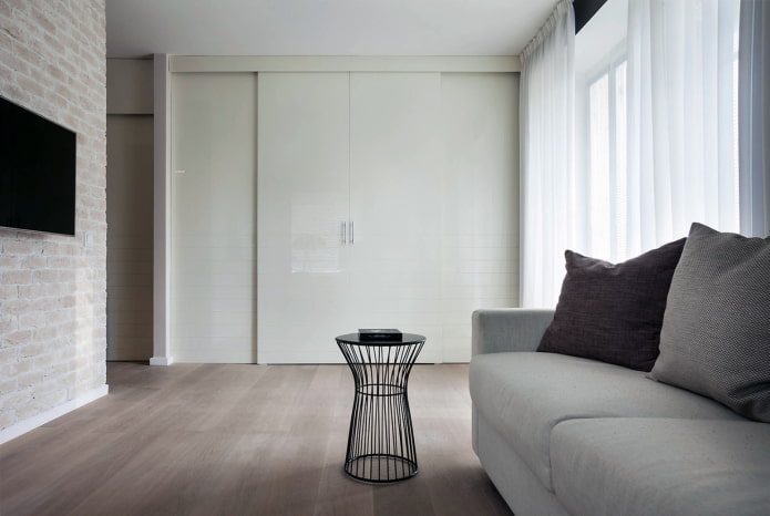 Witte laconieke kledingkast in de woonkamer