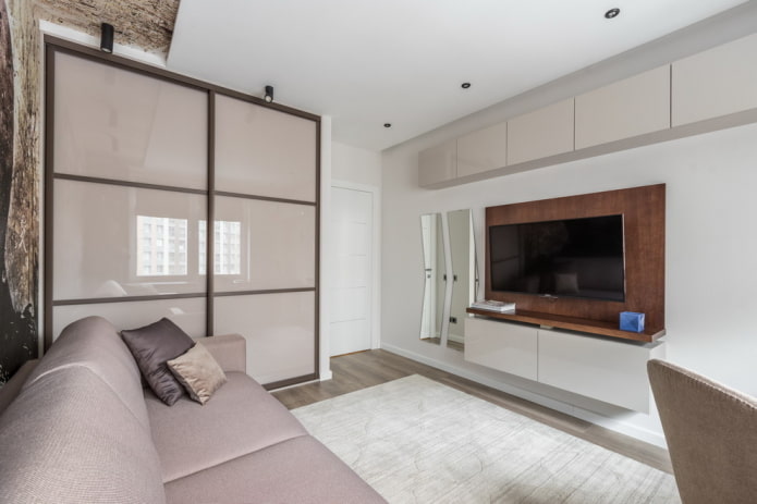 Beige glanzende kledingkast