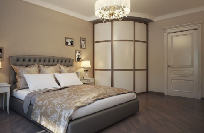 Kledingkast met gebogen deuren