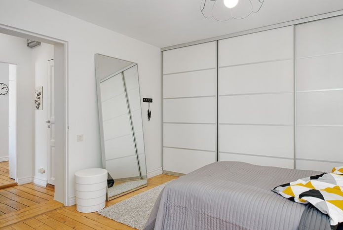 Een laconieke kledingkast in Scandinavische stijl