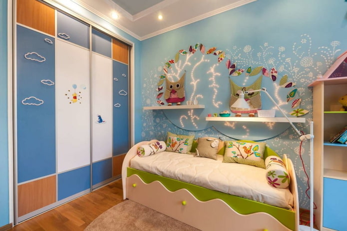 Schuifkast in het interieur van de kinderkamer