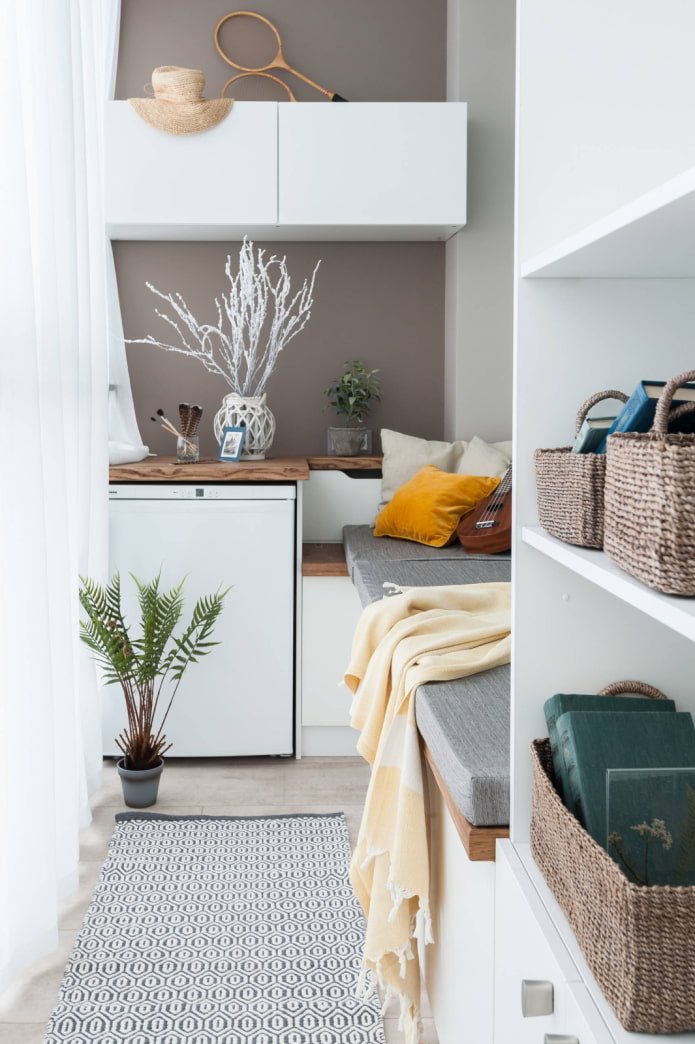 Mini-kamer op het balkon met kasten