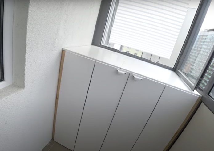 kledingkast op het balkon