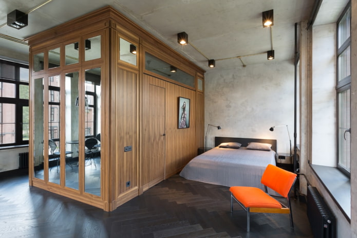 een kledingkast in de vorm van een scheidingswand in een loft-interieur