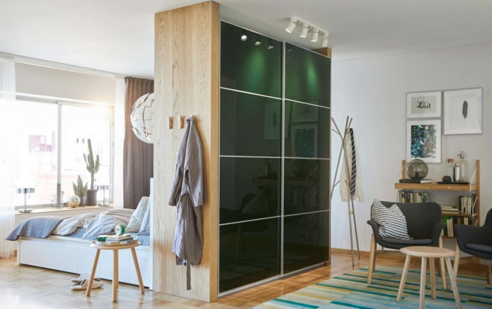 garderobe als scheidingswand in het interieur