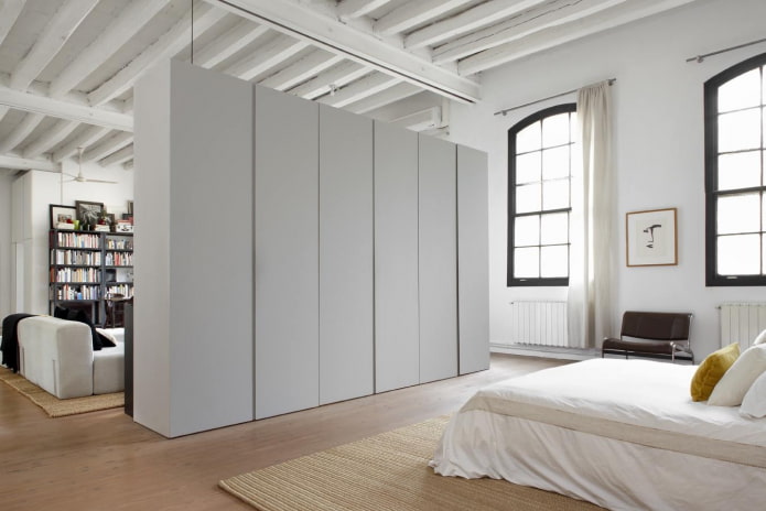 vaste kast in de vorm van een scheidingswand in het interieur