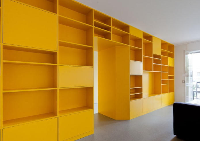 gele kledingkast in de vorm van een scheidingswand in het interieur