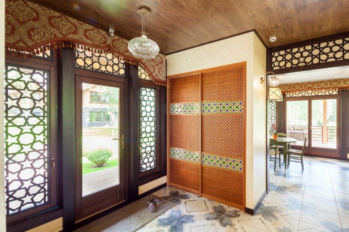 een kast in de vorm van een scheidingswand in het interieur van een keuken-gang