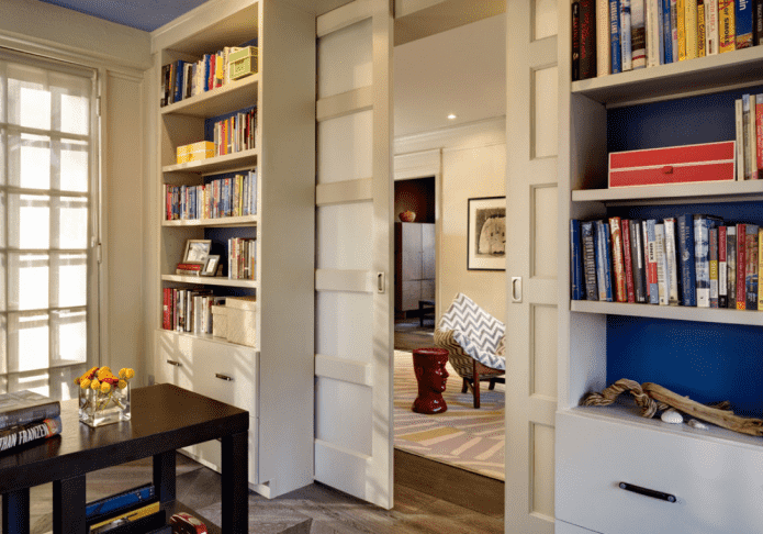 kledingkast met een deur in de vorm van een scheidingswand in het interieur