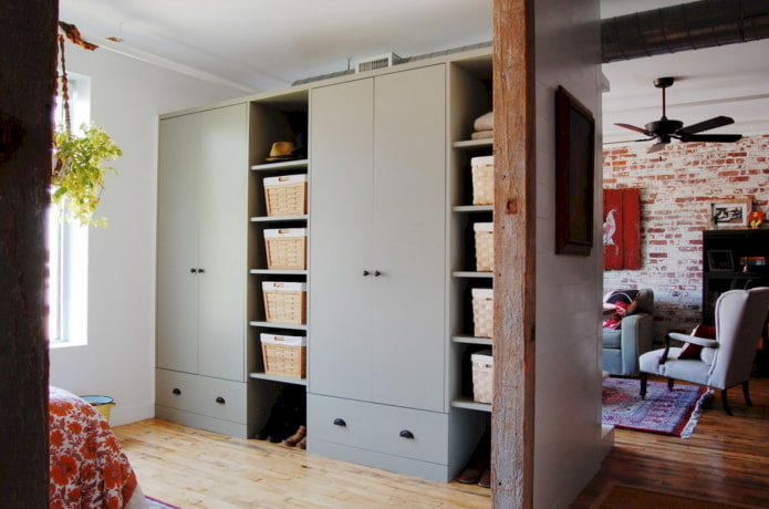 een kledingkast in de vorm van een scheidingswand in een loft-interieur