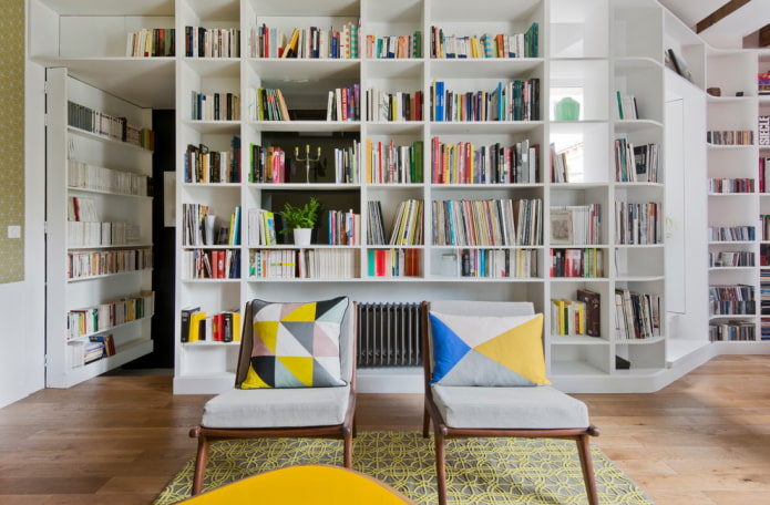 boekenkast in de vorm van een scheidingswand in het interieur