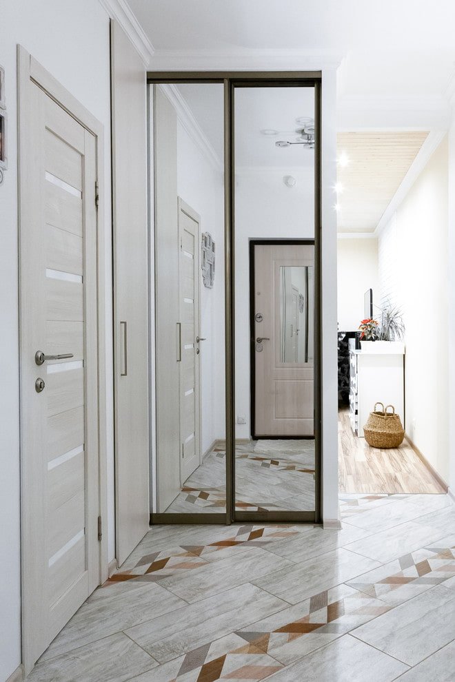 garderobe in de vorm van een scheidingswand in het interieur van de gang