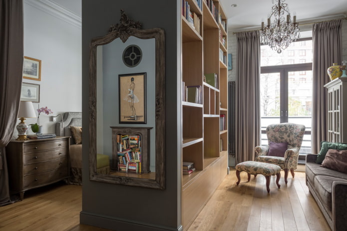 een scheidingswandkast in een klassiek interieur
