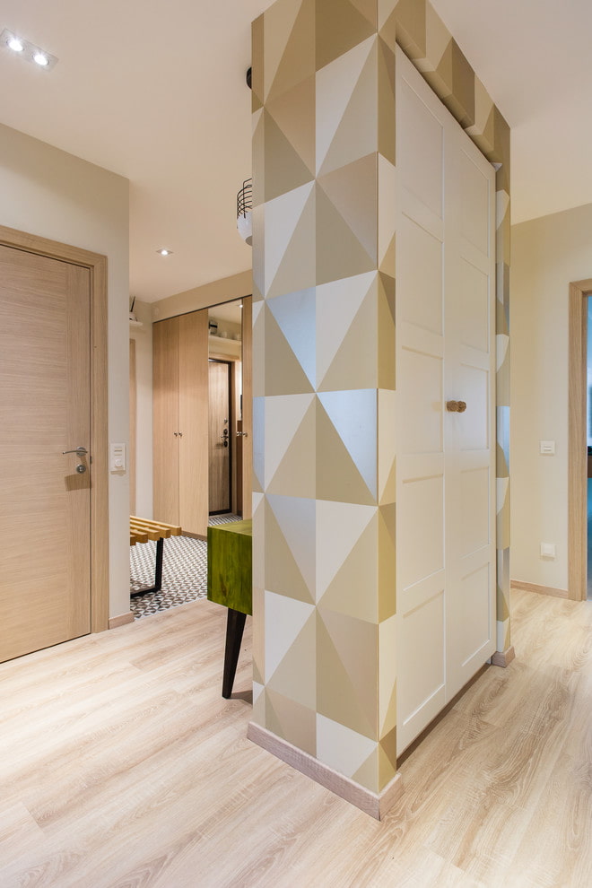 garderobe in de vorm van een scheidingswand in het interieur van de gang
