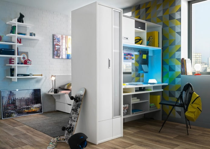 kledingkast in de vorm van een scheidingswand in het interieur van een kinderkamer