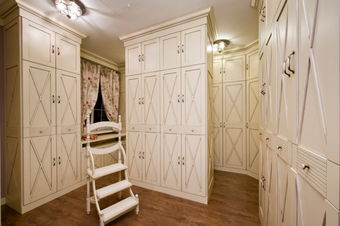 een garderobekast in de vorm van een scheidingswand in het interieur in de Proven?aalse stijl