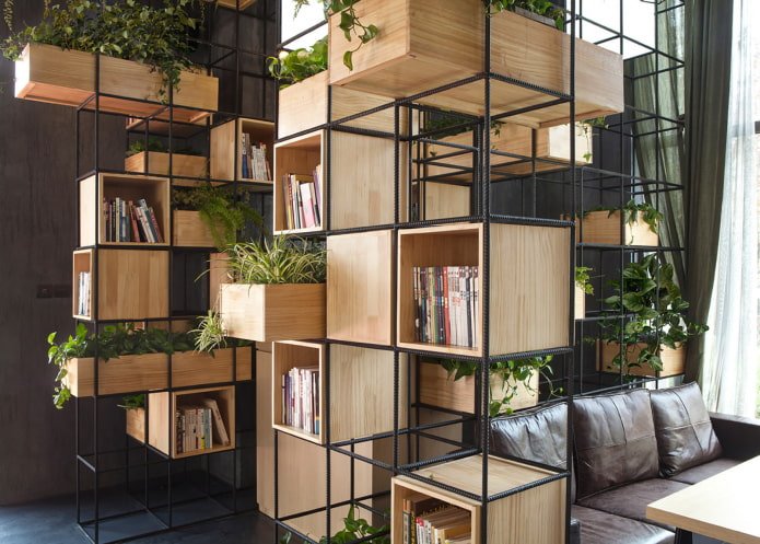 kast met aquarium als scheidingswand in het interieur