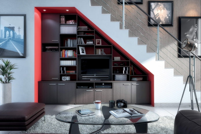 kast onder de trap in het interieur