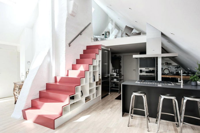 Kledingkast onder de trap in het interieur Kledingkast onder de trap in het interieur