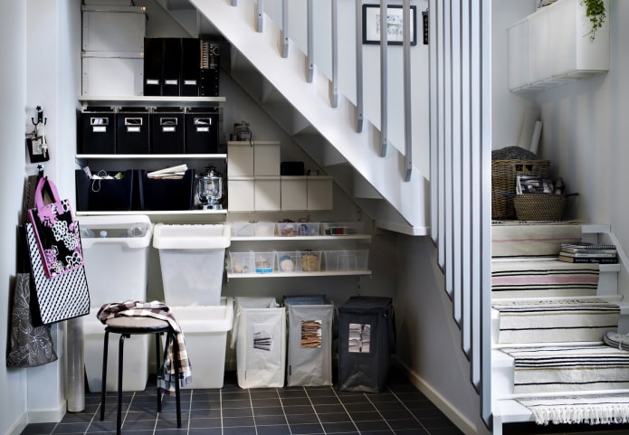 planken onder de trap in het interieur