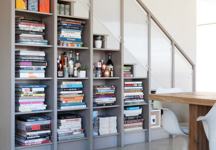 ingebouwde open kledingkast onder de trap