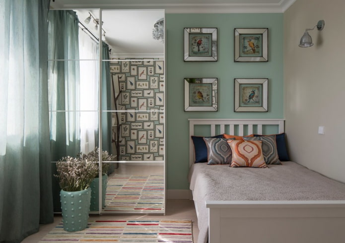 Kledingkast in het interieur van de kinderkamer
