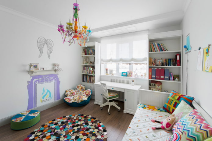 kledingkast bij het raam in het interieur van de kinderkamer