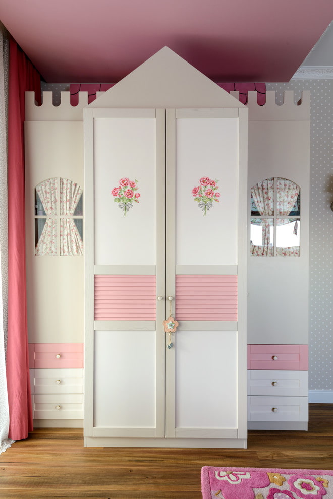 huisvormige kledingkast in het interieur van de kinderkamer